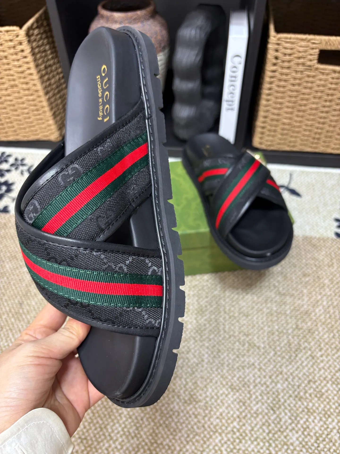 Factory 💰 300 yuan Gucci slippers] high-end men's shoes brand official website 1:1 latest masterpiece: original mold customization, the fabric is made of imported original materials, upgraded outsole, lighter and non-slip. The market's top quality, simple yet tasteful, a must-have for fashionistas, fashionable at your feet, full of confidence, the same style at the counter 👍The season of summer slippers is here. Code: 38-45 (45 customized)